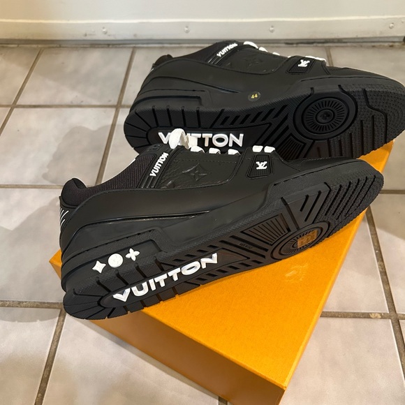 LOUIS VUITTON’S ARCH LIGHT SNEAKER 440N SIZE 10 BLACK, NEVER WORN - Picture 7 of 8